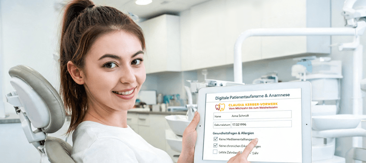 Eine lächelnde Frau füllt einen digitalen Anamnesebogen beim Zahnarzt auf einem Tablet in einer modernen Zahnarztpraxis aus.